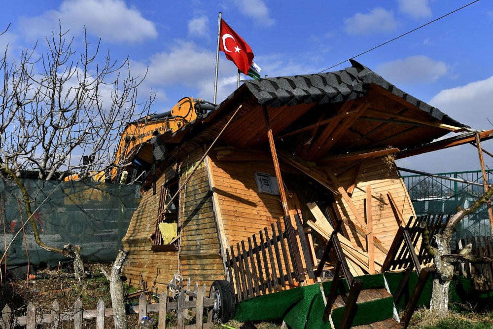 bhaber-Bursa-da-hobi-bahcesi-adı-altındaki-kacak-yapılar-yıkıldı-4