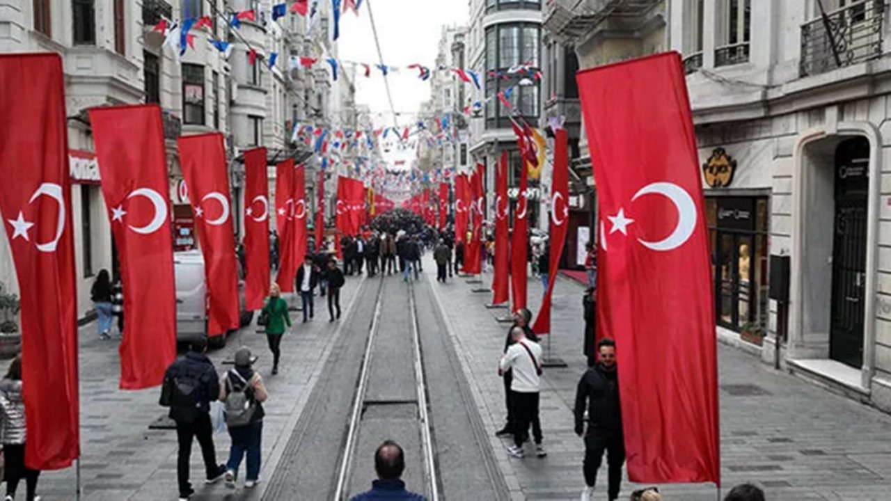 istanbul-valisi-yerlikaya-teror-saldirisi-sonrasi-istiklal-caddesi-icin-genel-emir-yayimladi-4271