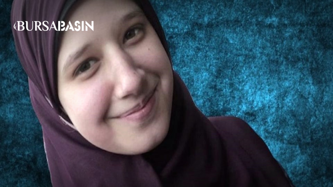 Gülümseyen Kiz Esma Bi̇ltaci̇