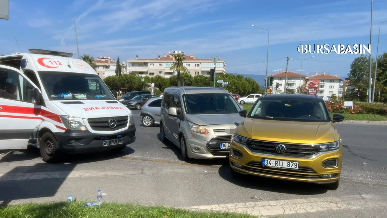 Mudanya’da Kavşakta İki Otomobil Çarpıştı: 1 Yaralı
