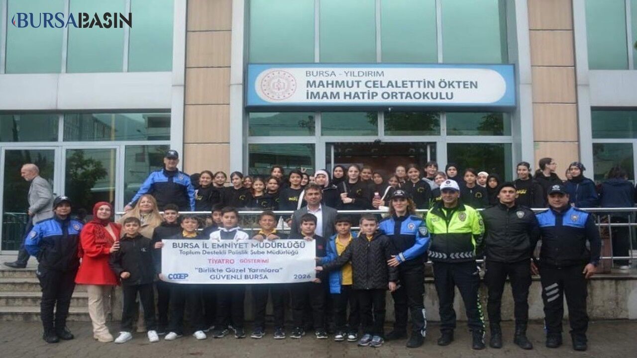 Bursa'da Polisten 250 Öğrenciye Tiyatro Sürprizi
