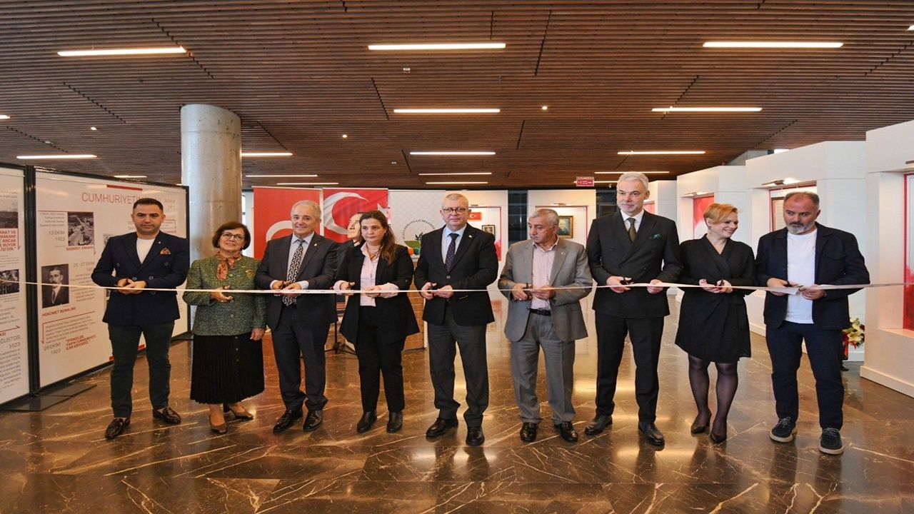 Bursa’da Cumhuriyet ve Atatürk sergisi ziyarete açıldı
