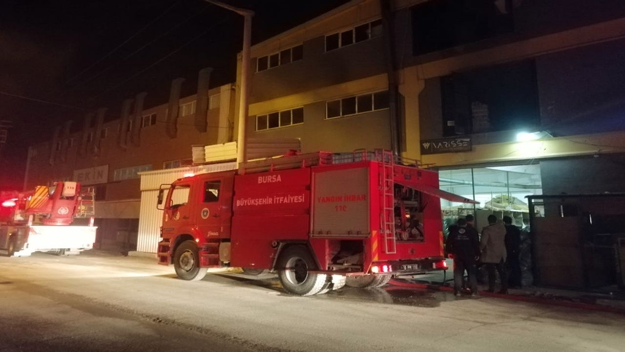Bursa'da Mobilya Fabrikasındaki Yangın Söndürüldü
