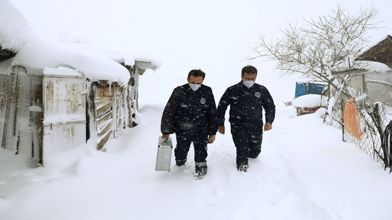 Bursa'da Kar Nedeniyle Kapanan Mahalledeki Felçli Hastaya Sağlık Çalışanşları Belediye Ekiplerinin Yardımıyla Ulaştı