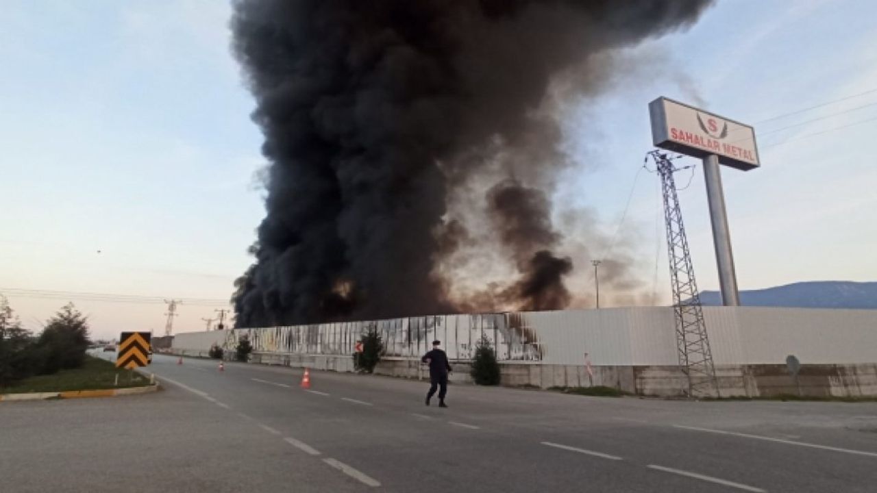 Manisa'da Geri Dönüşüm Fabrikasında Yangın Çıktı!