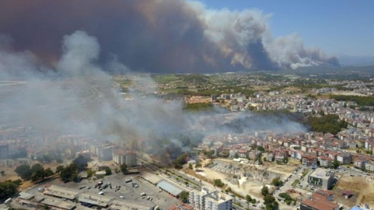 Antalya'da 4 Ayrı Noktada Çıkan Yangın Şehir Merkezine Yaklaştı