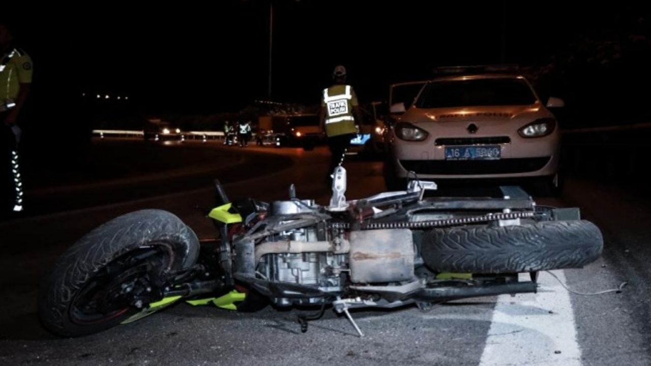 Bursa'da bariyerlere çarpan motosiklet sürücüsü öldü