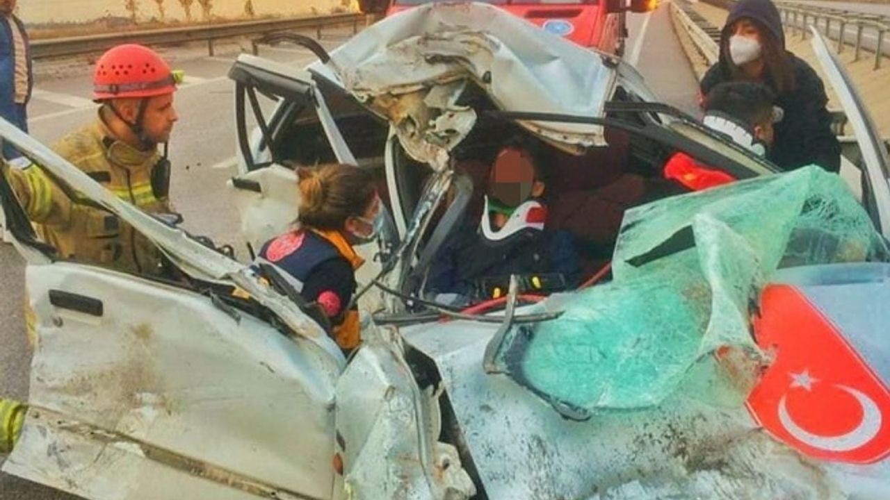 Bursa'da Otomobilde Sıkışan 2 Kişiyi İtafiye Kurtardı