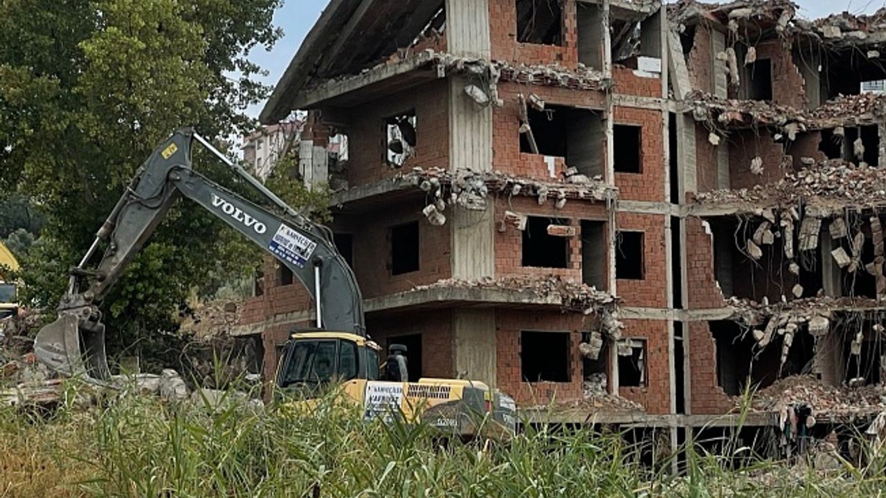 Bursa'daki Metruk Bina Yıkıldı