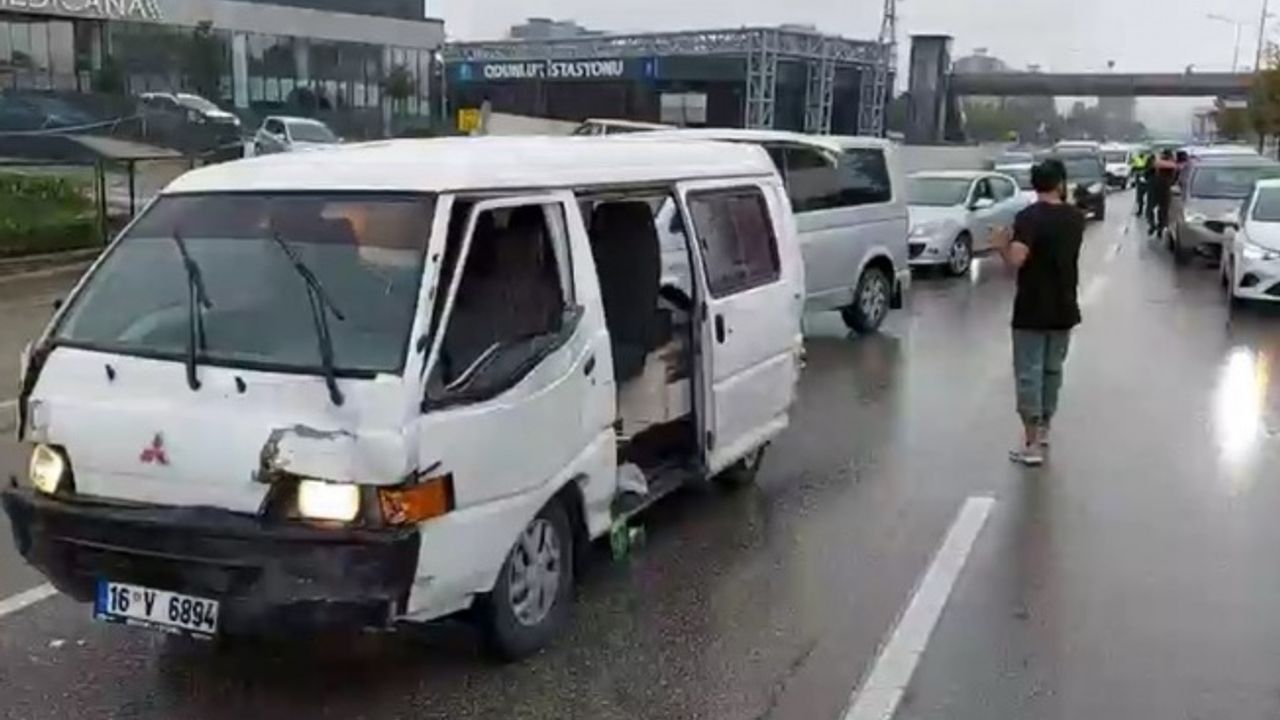 Bursa'da Çalıntı Minibüs Kaza Yaparak Durabildi