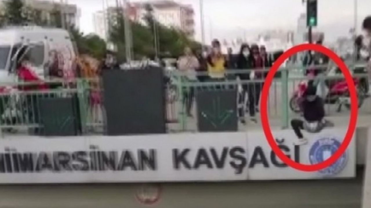 Bursa'da Köprüden Atlamaya Çalışan Kız Son Anda Kurtarıldı