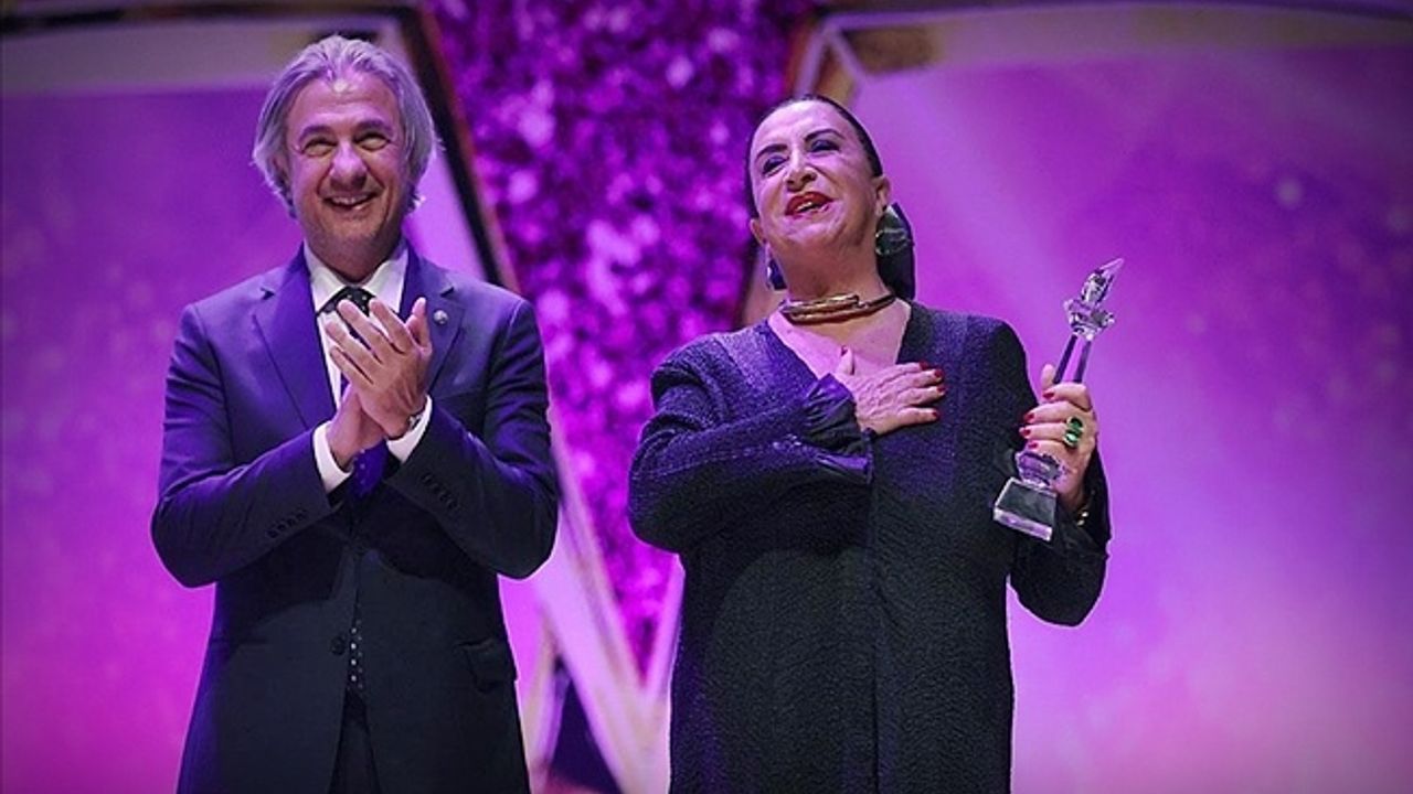 Türk sinemasını geçmişten geleceğe taşıyanlar ödüllendirildi