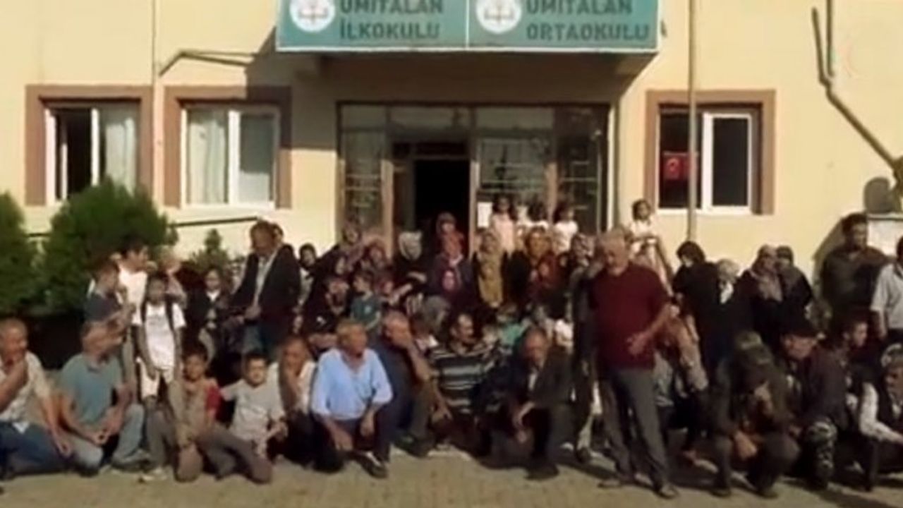 Bursa'da Kapatılan Okulun Önünde Oturma Eylemi Yapıldı