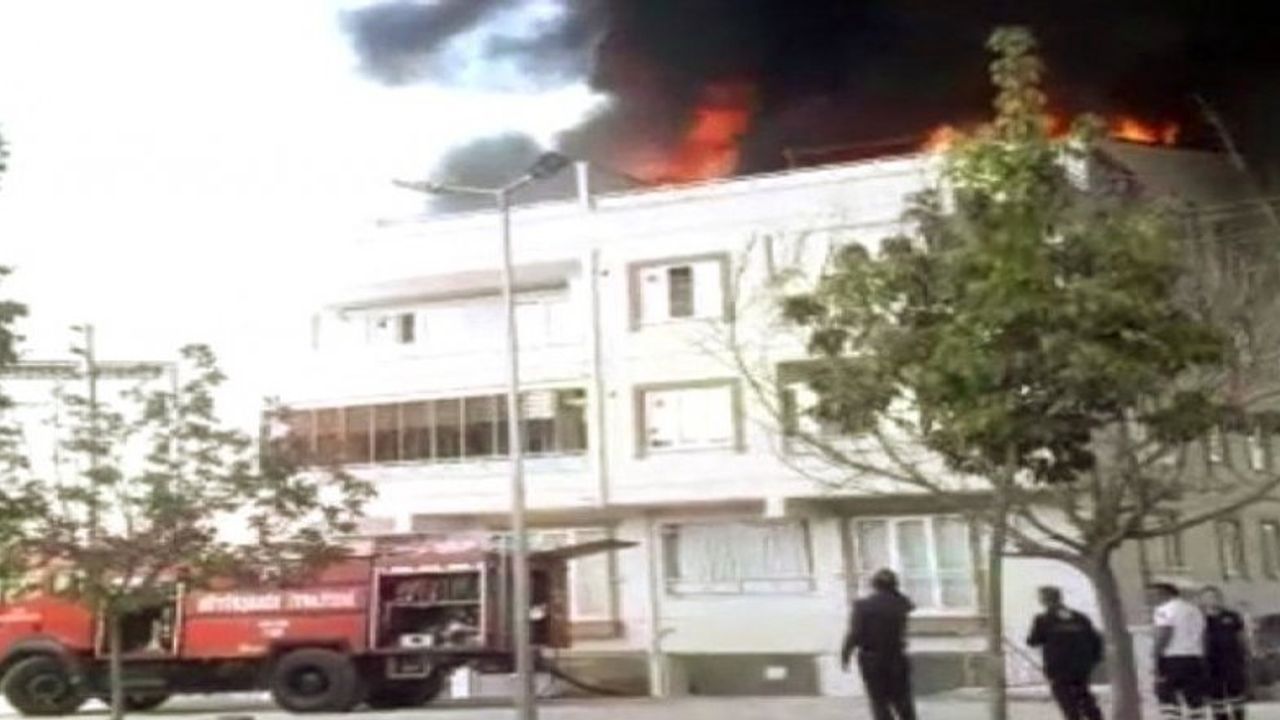 Bursa'da Bir Binanın Çatısında Çıkan Yangın Diğer Binalara da Sıçradı