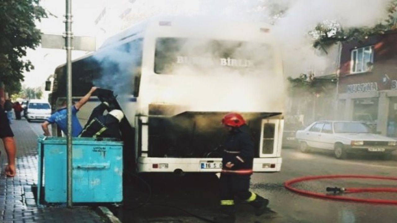 Bursa'da Park Halindeki Otobüs Yandı