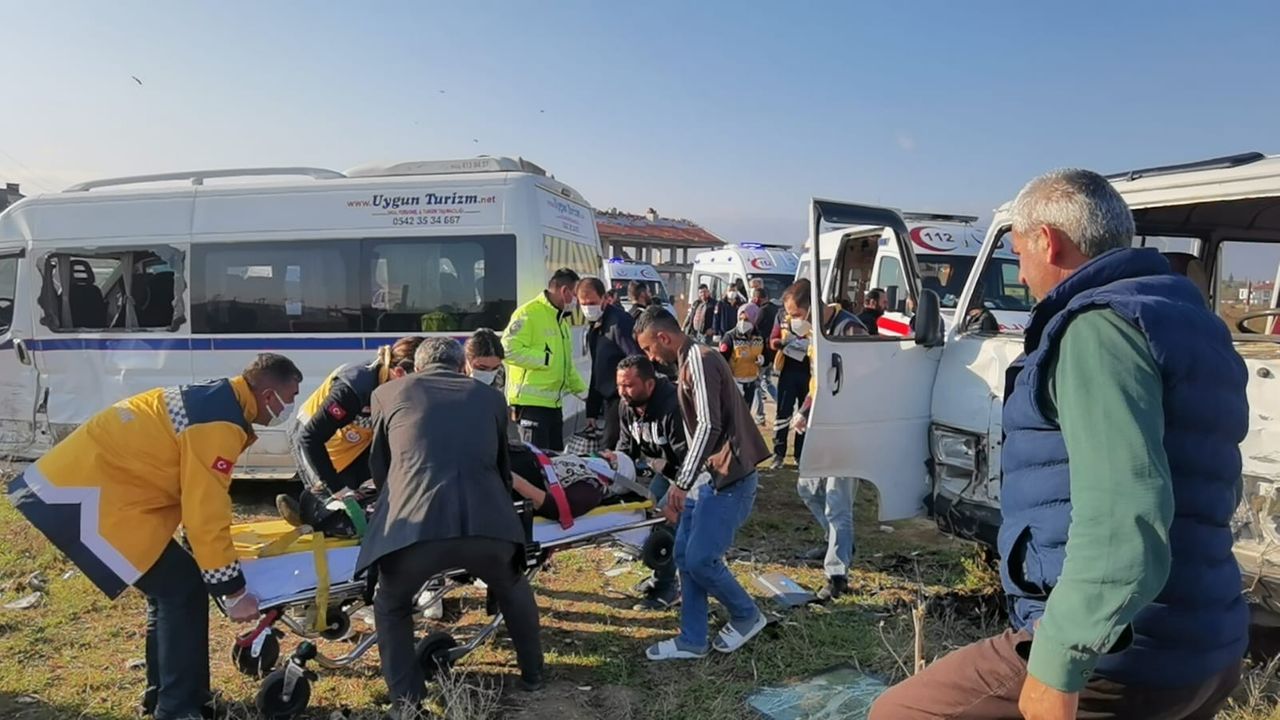 Bursa'da İki Minibüs Çarpıştı 15 Yaralı