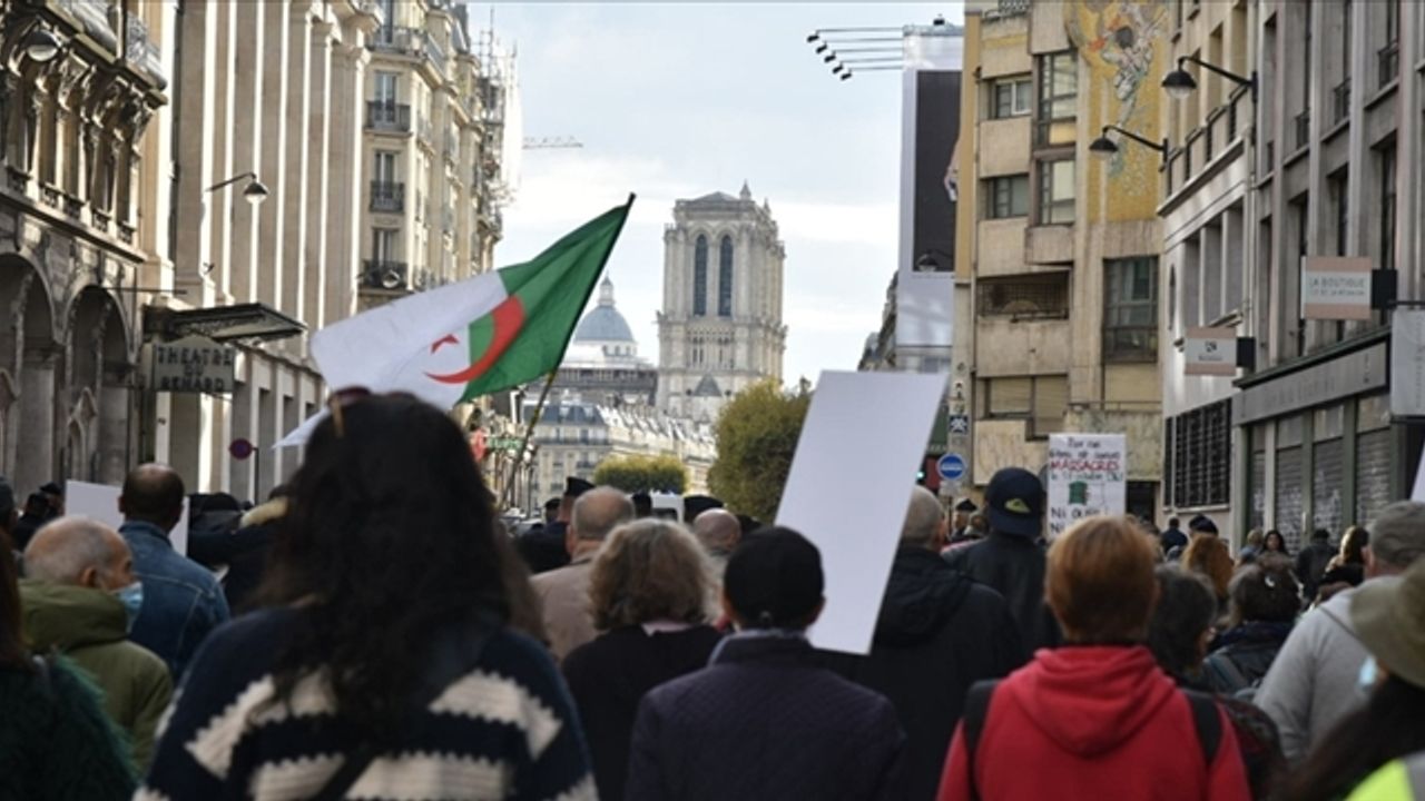 Cezayir'de iki bakanlık Fransızca kullanımına son verdi
