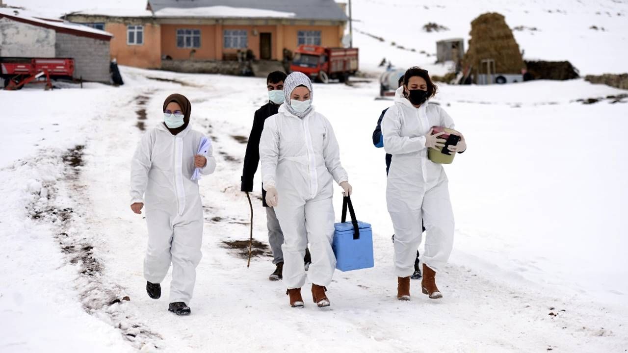Ardahan'da sağlıkçılar kar kış dinlemiyor şifa dağıtıyor