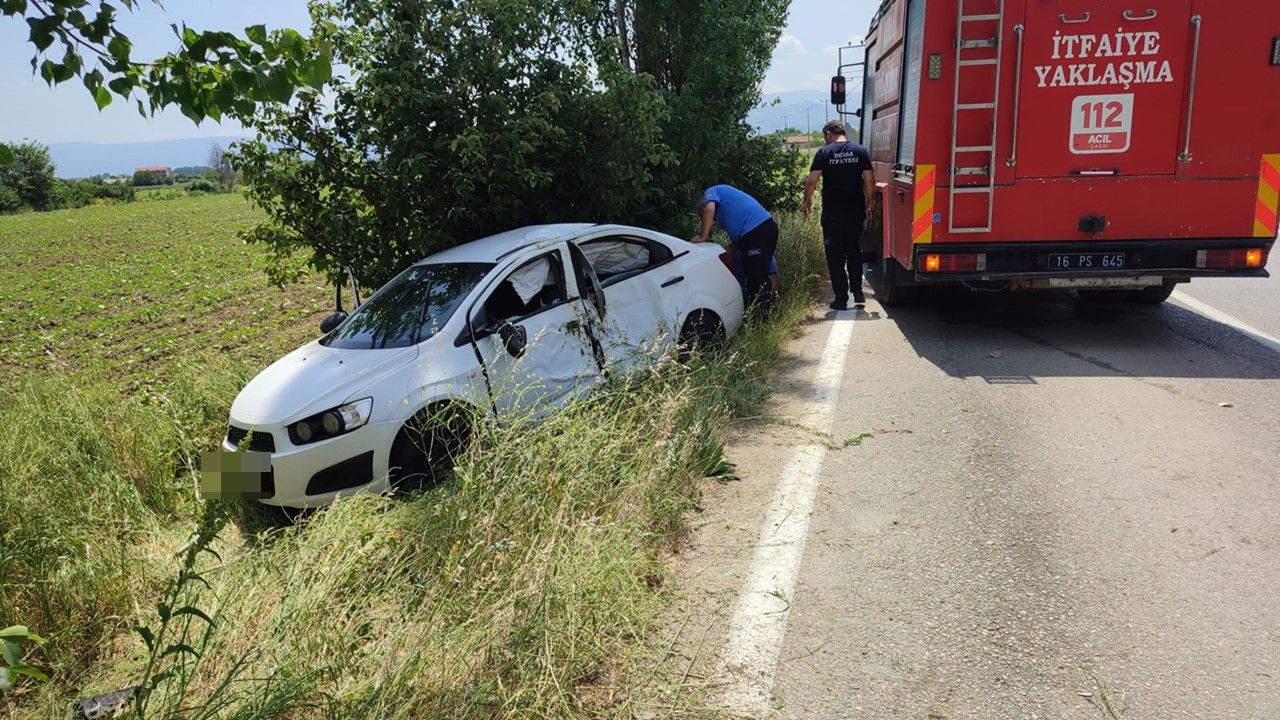 Bursa'da otomobil ağaca çarptı: 4 yaralı
