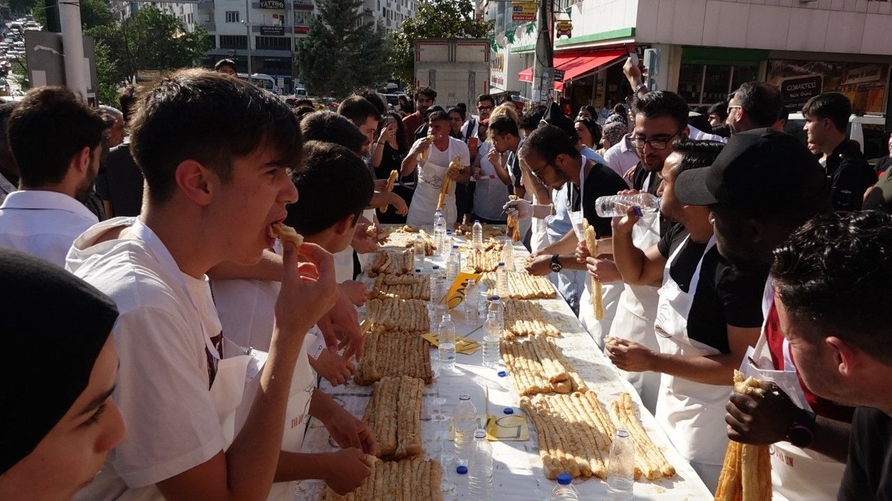 Bursa'da 3 bin lira ödüllü börek yeme yarışması