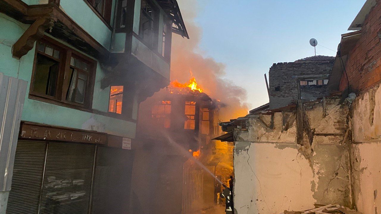 Bursa'da iki katlı metruk binada yangın meydana geldi