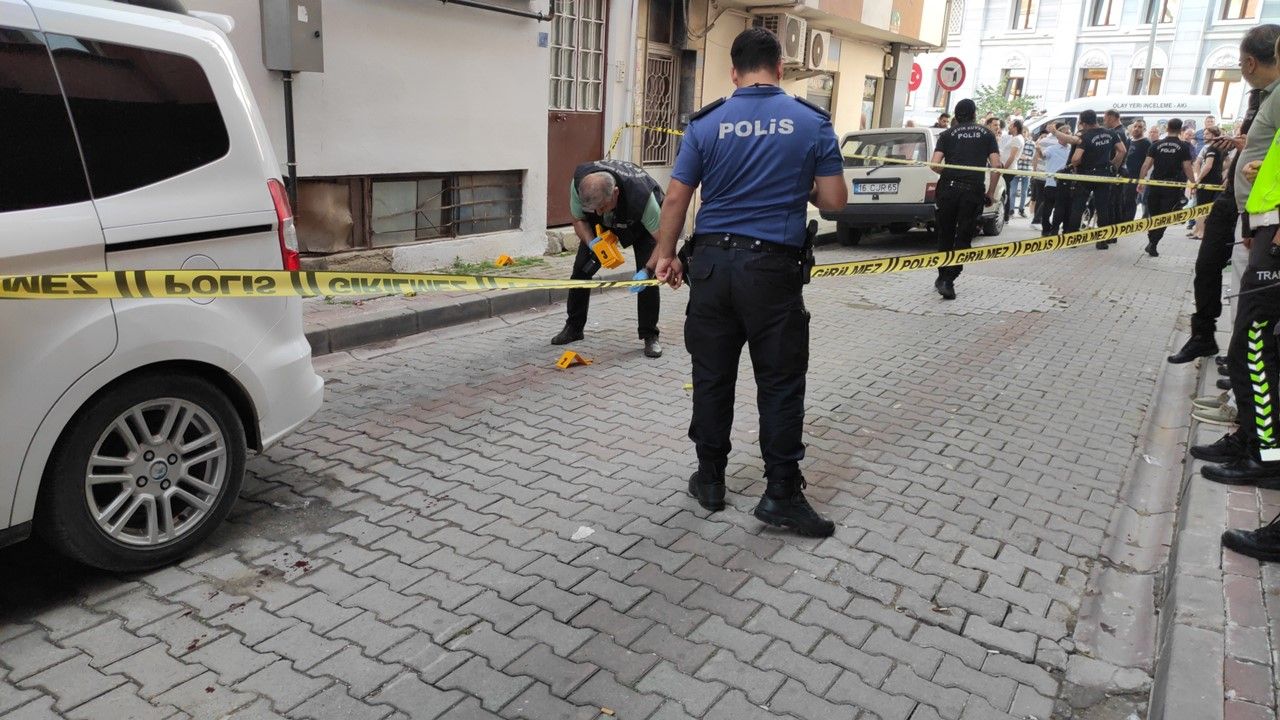 Bursa'da iki kişiyi vuran saldırgan kaçtı