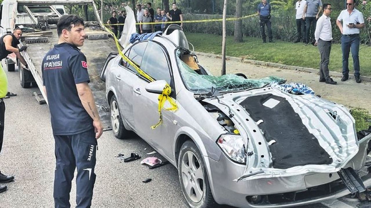 Bursa'da katliam gibi kaza: Beton mikseri otomobilin üzerine devrildi