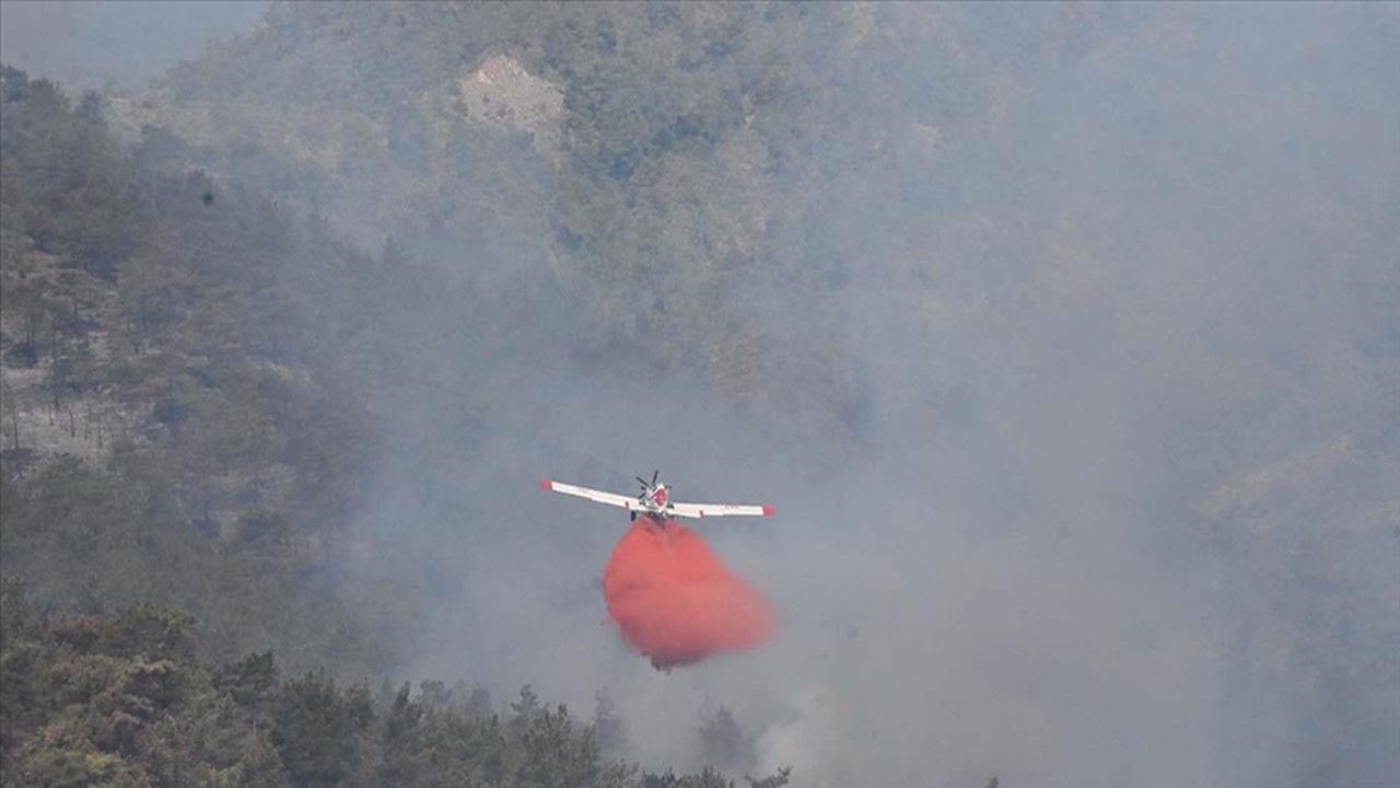 Marmaris'te çıkan orman yangınına havadan müdahale ediliyor