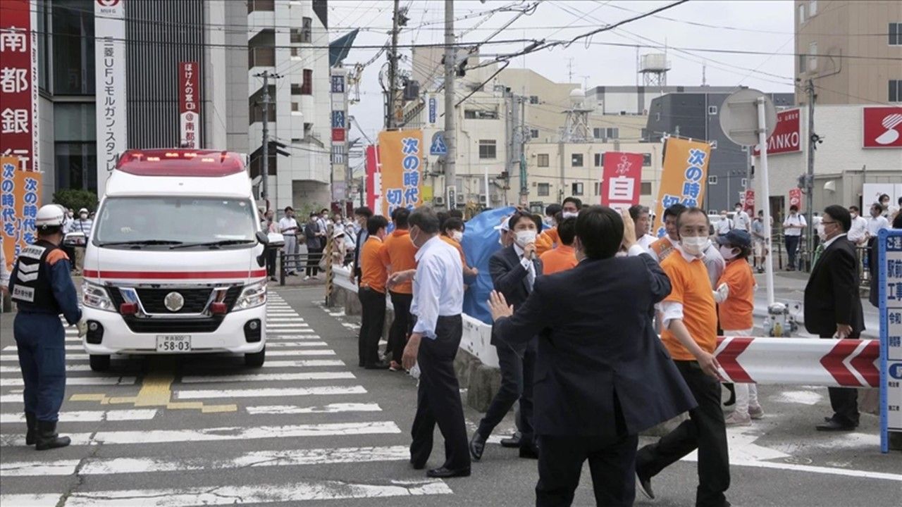 Japonya'da eski Başbakan Abe'ye suikast girişimi