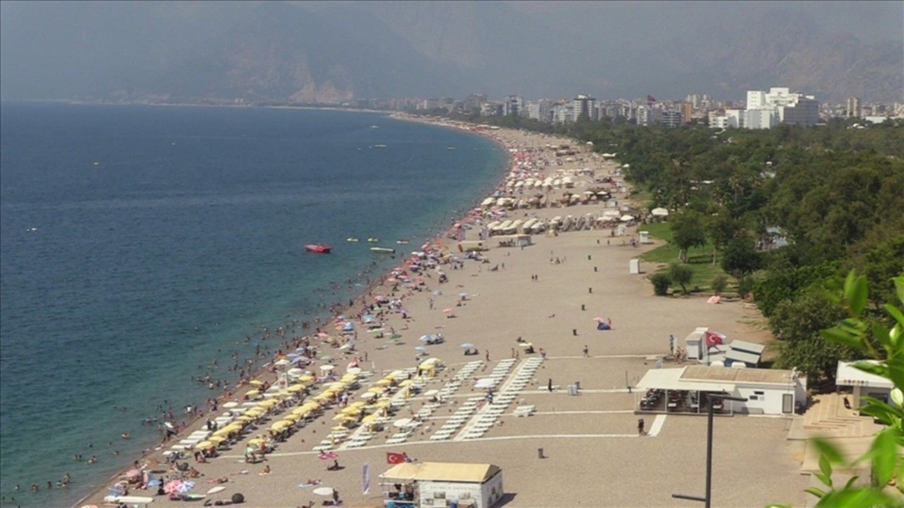 Antalya'da hafta sonu sahillerde yoğunluk yaşanıyor
