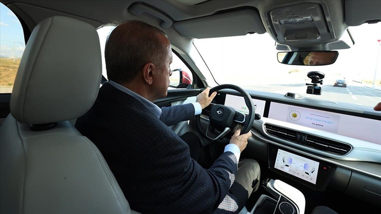 Cumhurbaşkanı Erdoğan, TOGG'la test sürüşü yaptı