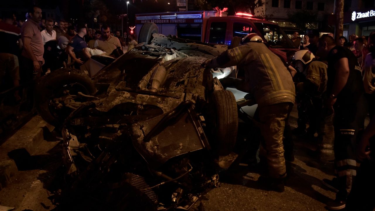 Bursa'da 3 Otomobilin Karıştığı Kazada 2 Kişi Yaralandı