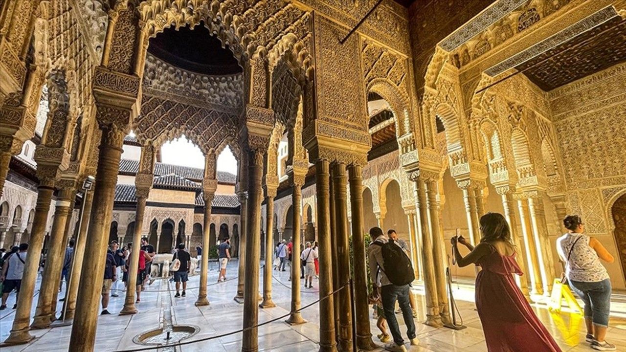 El Hamra Sarayı ihtişamını koruyor