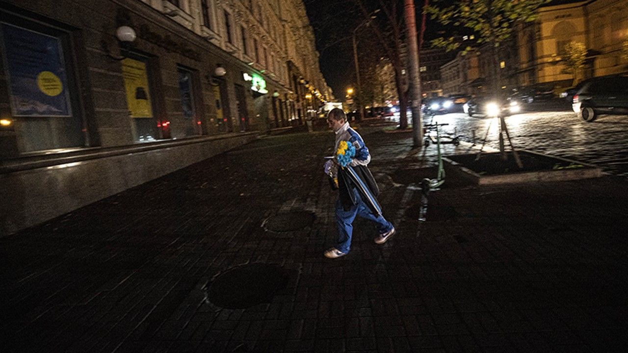Kiev'de bazı sokaklara elektrik verilemiyor