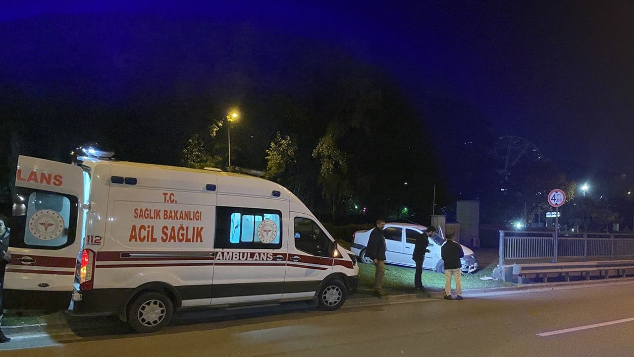Bursa'nın Osmangazi ilçesinde Refüje çarpan sürücü yaralandı