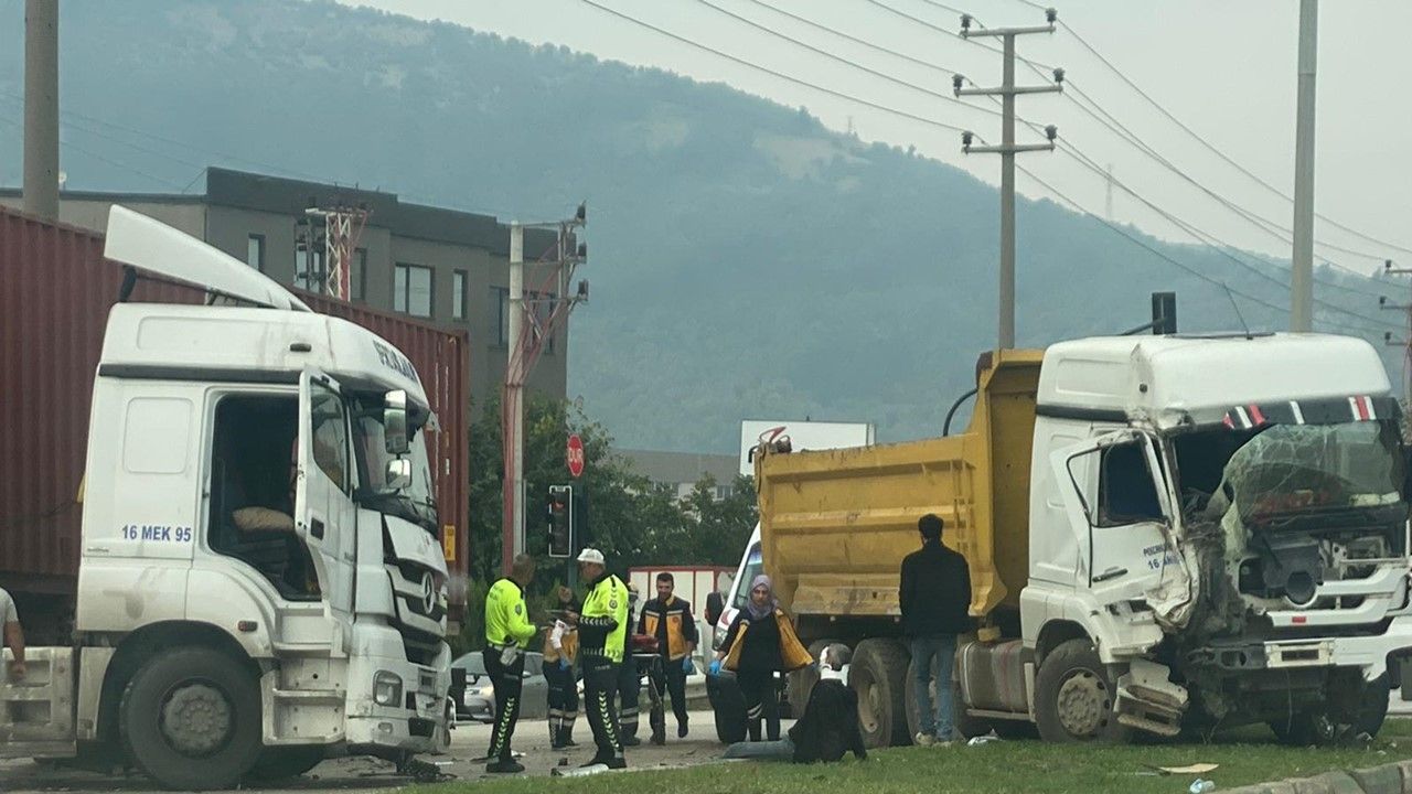 Bursa'da tır kamyona çarptı: 2 kişi yaralandı