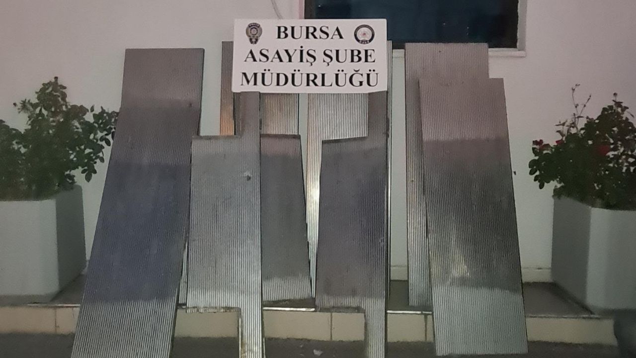Bursa'da yürüyen merdiven hırsızları yakalandı