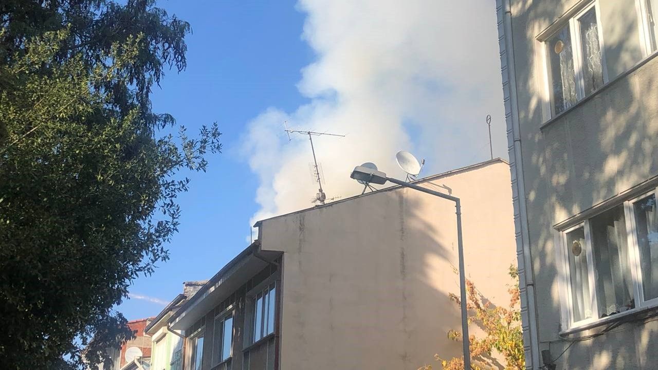 Bursa'da 4 katlı binanın çatısında yangın çıktı