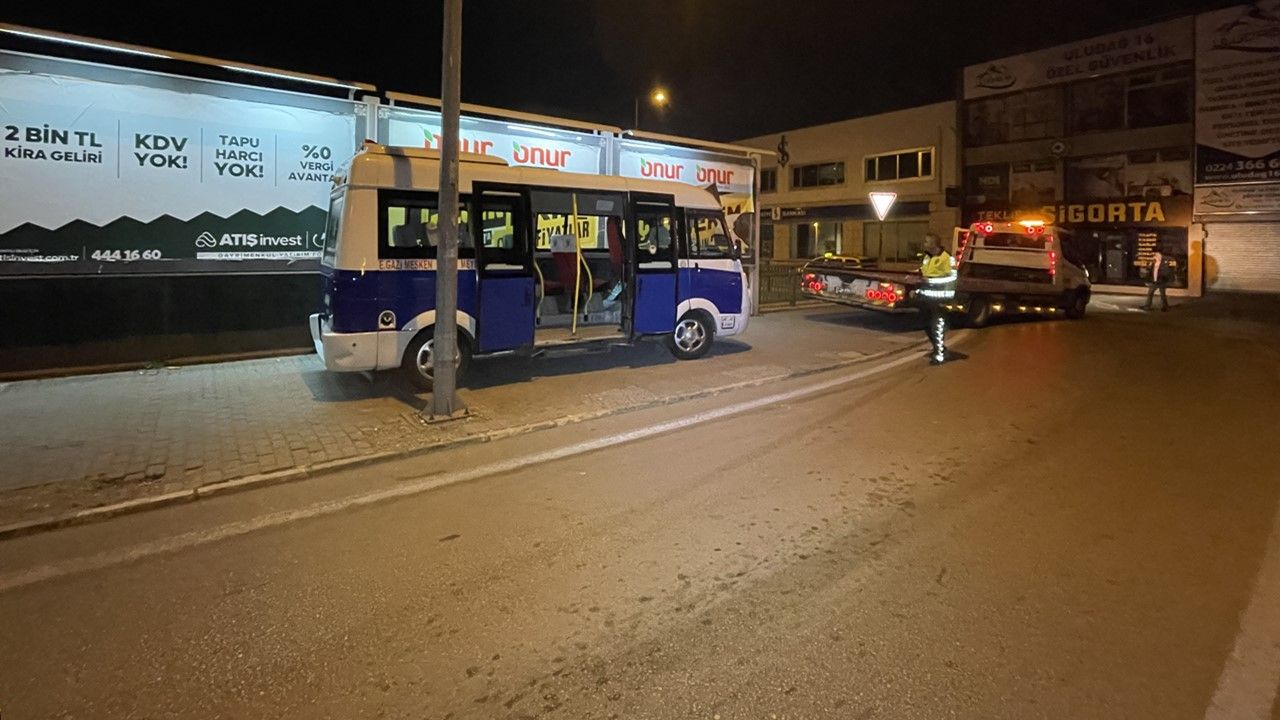 Bursa'da minibüs sürücüsü polis ekiplerinden kaçtı