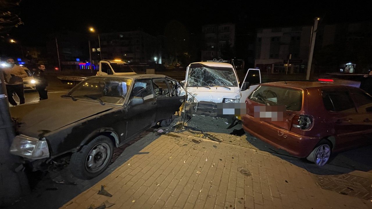 Bursa'da park halinde duran 3 araca çarpan sürücü kaçtı