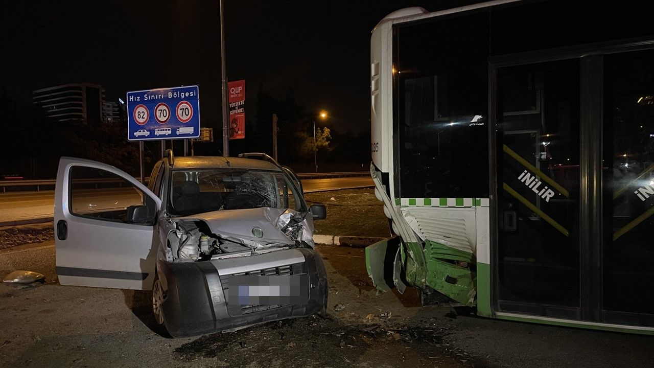 Bursa'da hafif ticari araç park halindeki otobüse çarptı