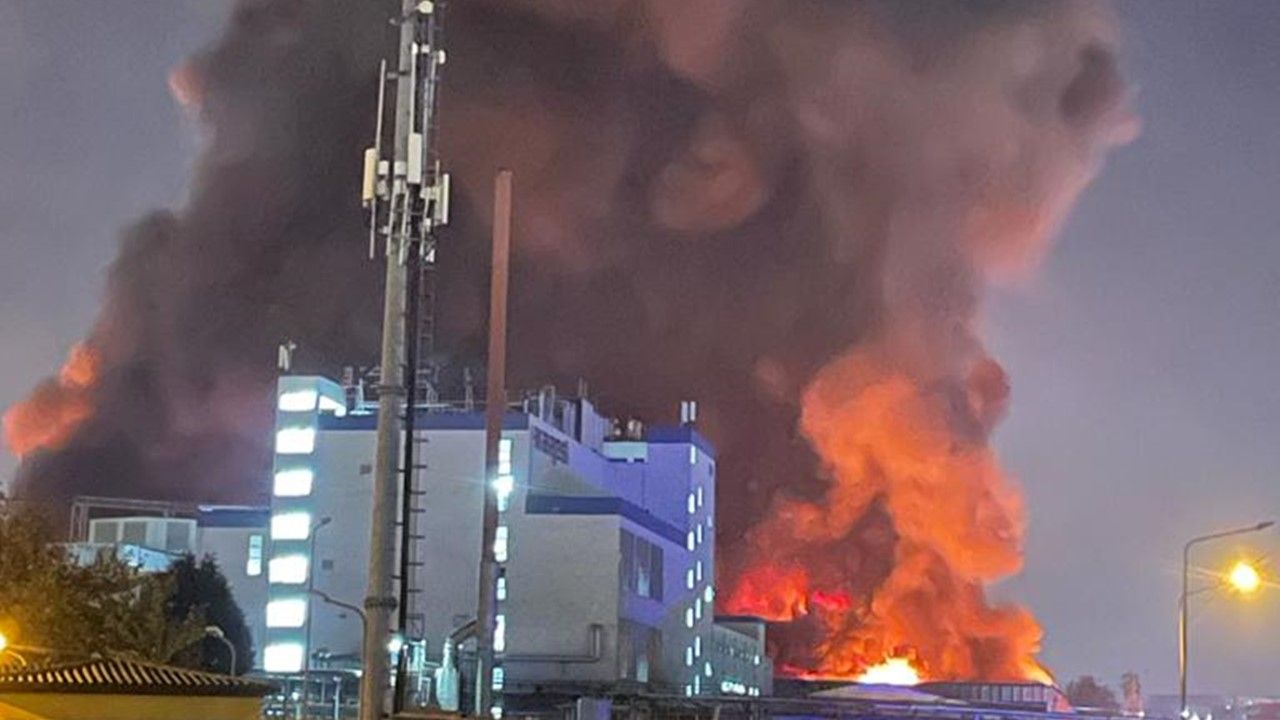 Bursa'da tekstil fabrikasında yangın: Patlamalar yaşanıyor