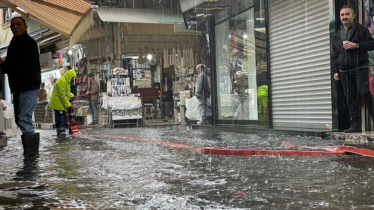 İzmir'de sağanak yağış etkili oluyor