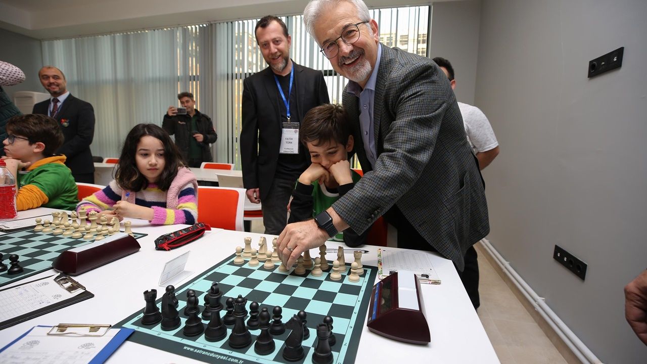 Satranç Turnuvasında Şampiyonluk İçin Kıyasıya Mücadele