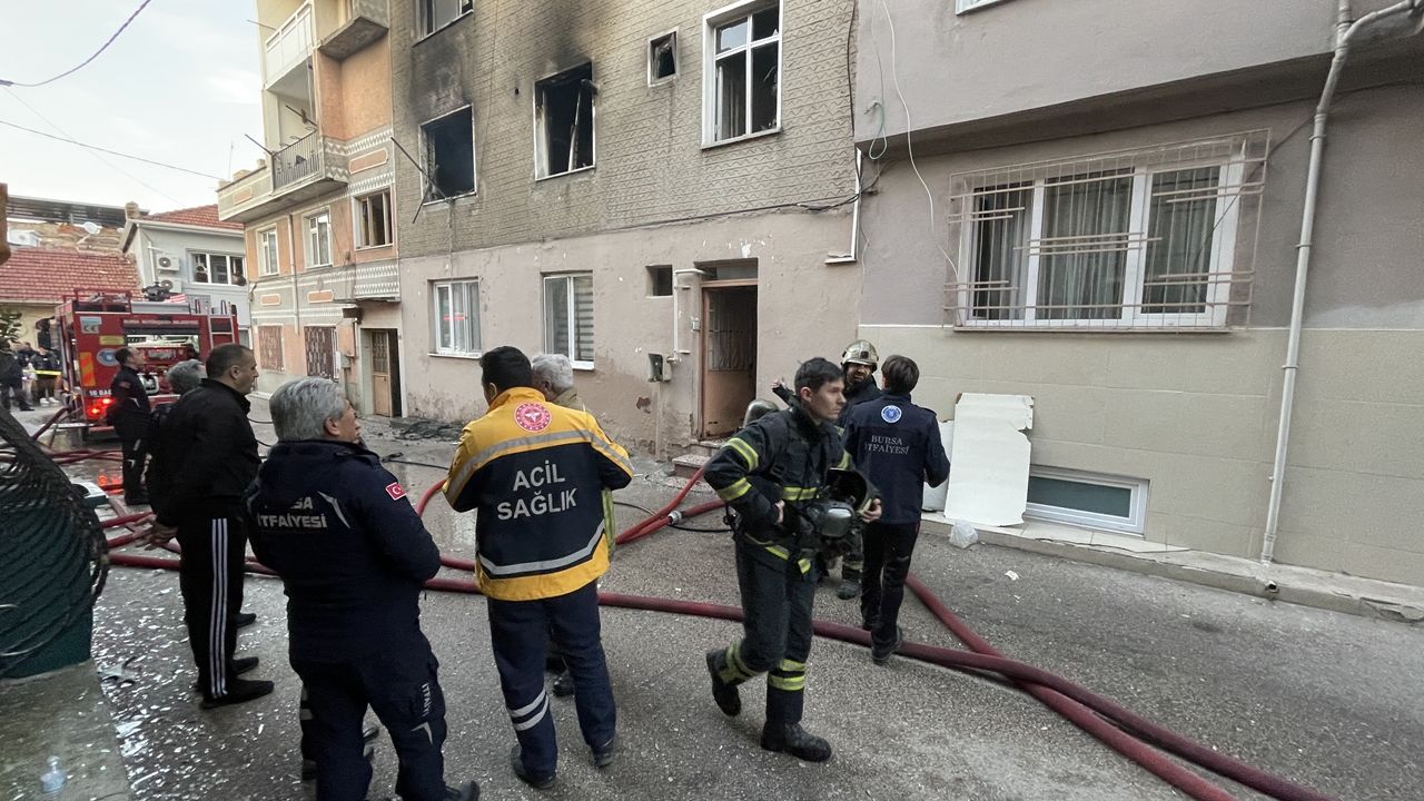 Bursa'da 3 katlı binada yangın: 2 yaralı