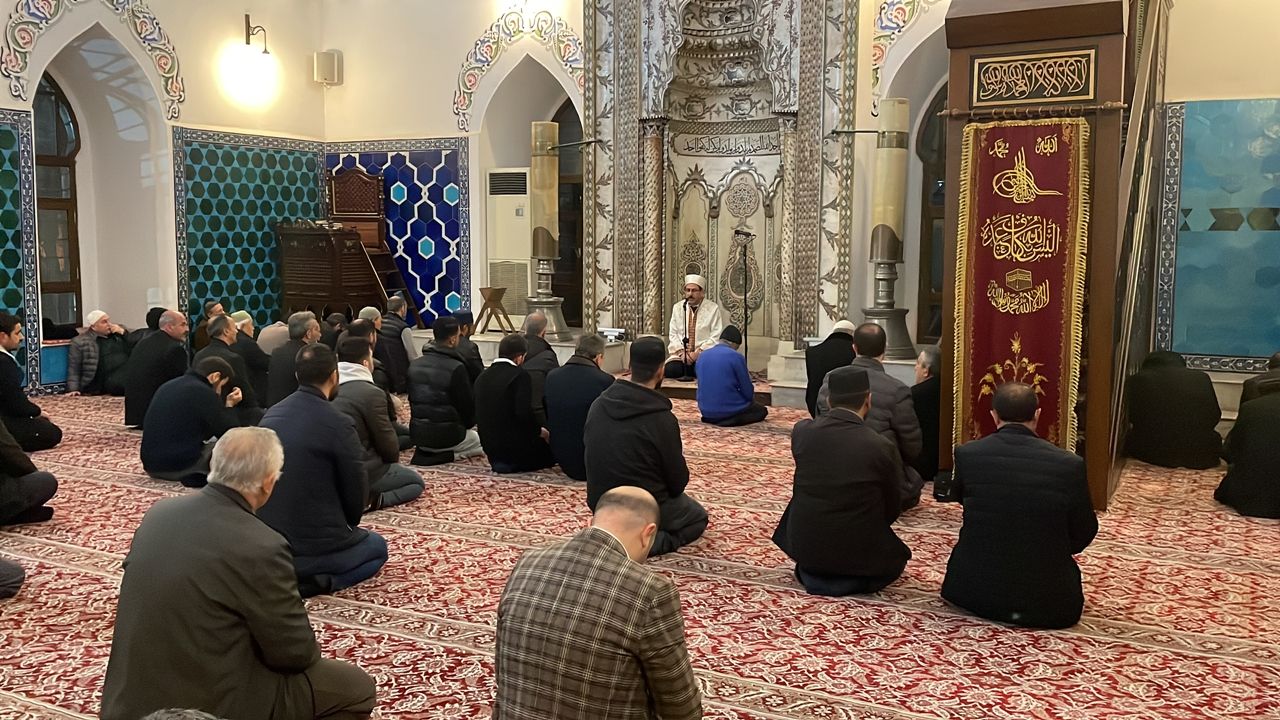 Bursa'da tarihi camide depremzedeler için mevlit okundu