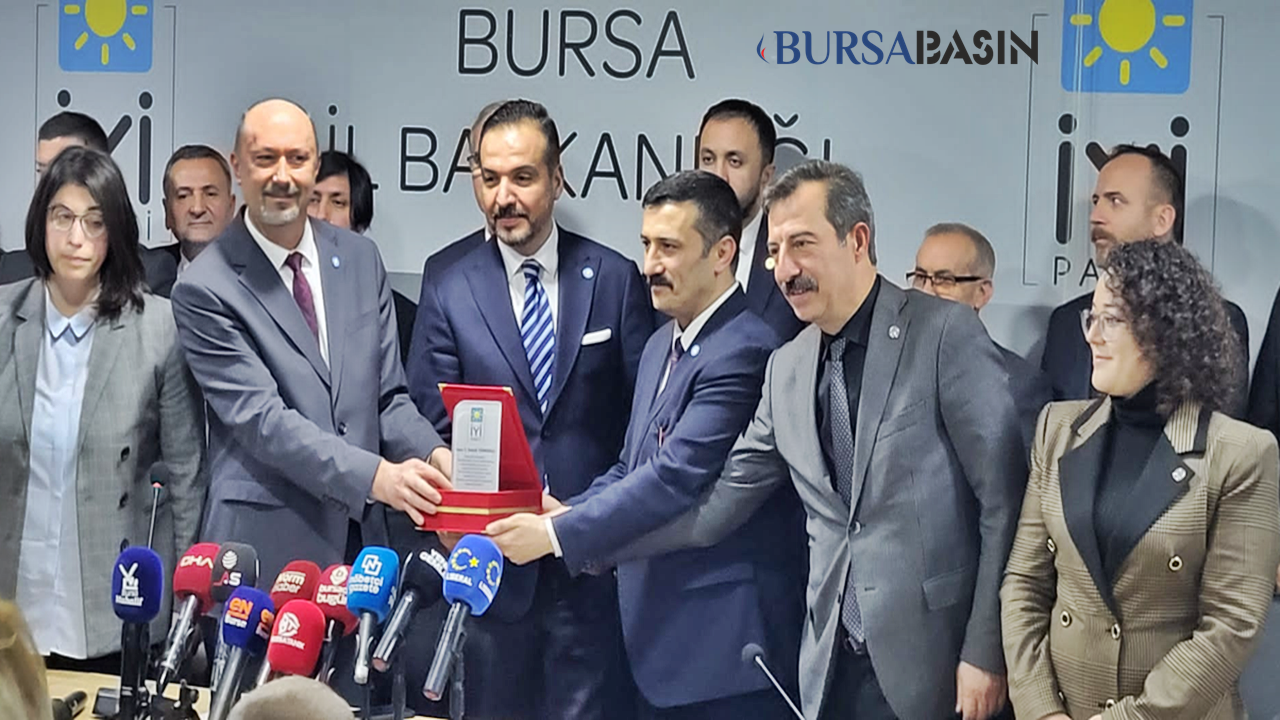 İYİ Parti Bursa İl Başkanı Dr. Mehmet Hasanoğlu mazbatayı aldı