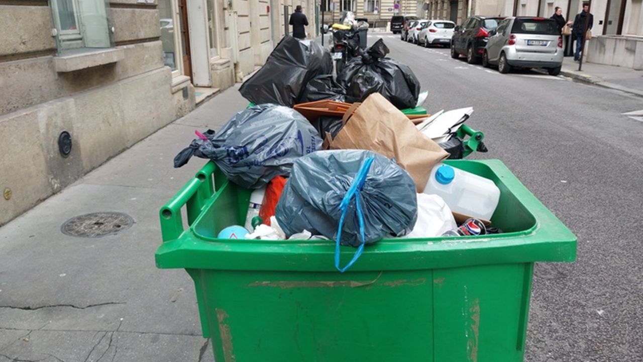 Fransa'da sokaklar çöplüğe döndü bakan isyan etti