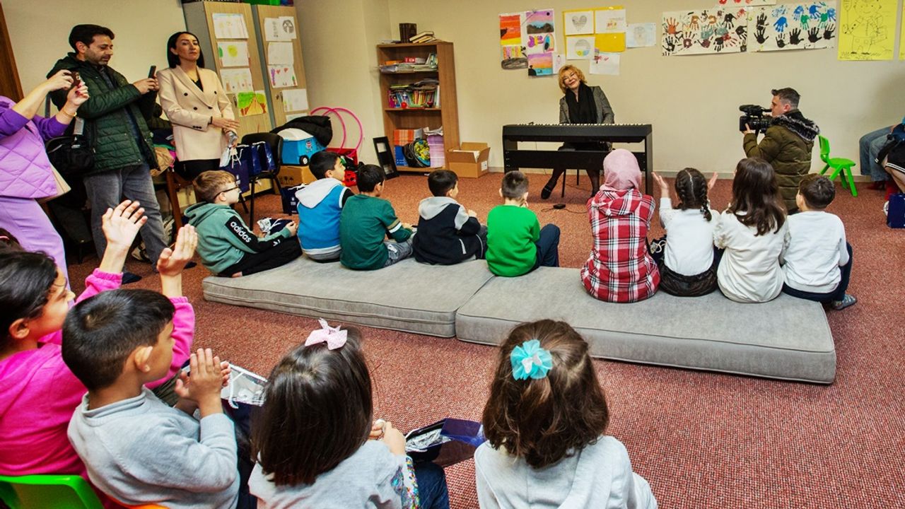 Bursa'da Piyanonun yıldızları depremzedeler için parladı