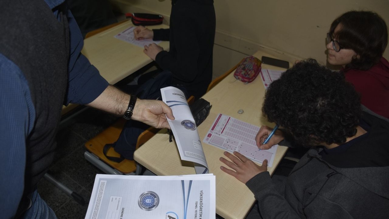 Bursa'da Lise ve üniversite adayları için ciddi prova